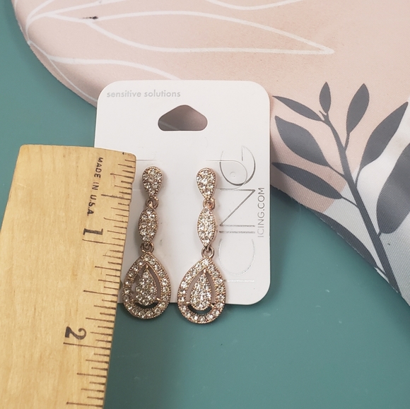 Icing, NWT, Gold tone, jewel drop dangle statement fashion earrings - Picture 8 of 9